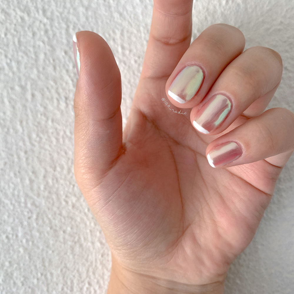 ネイルの写真。自爪のピンクをベースに、ホワイトグリーンのオーロラパールでメタリックに。先端はホワイトのフレンチ。